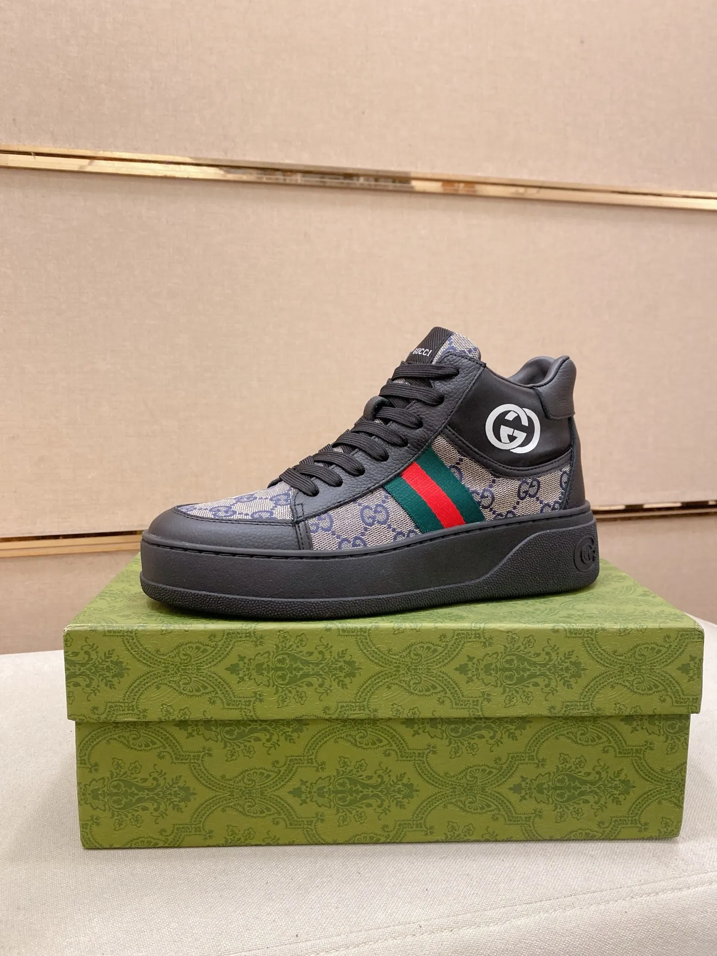 Factory price: 442💰 (GUCCI) The latest model from the official website🎁🎁Casual and fashionable men's shoes👟, hot style💥The style is simple and elegant, exclusive for trendy men. Unique official website's latest brand elements👑original Gucci decoration, fashionable and generous, the fabric is original cowhide ✅sheepskin lining, the official website specifies wear-resistant casual outsole, the classic model is taken in kind at the counter🎬38-44 (can be customized for 45 non-refundable)